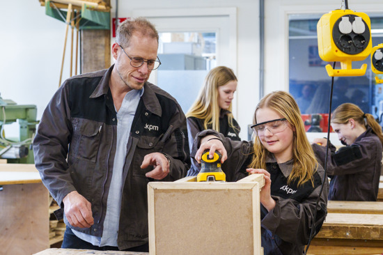 Begeleiding leerling met praktijkmateriaal op scholen